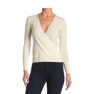 Everlane Cashmere Wrap Sweater
in Cream Bone Cropped Long Sleeve Size. S